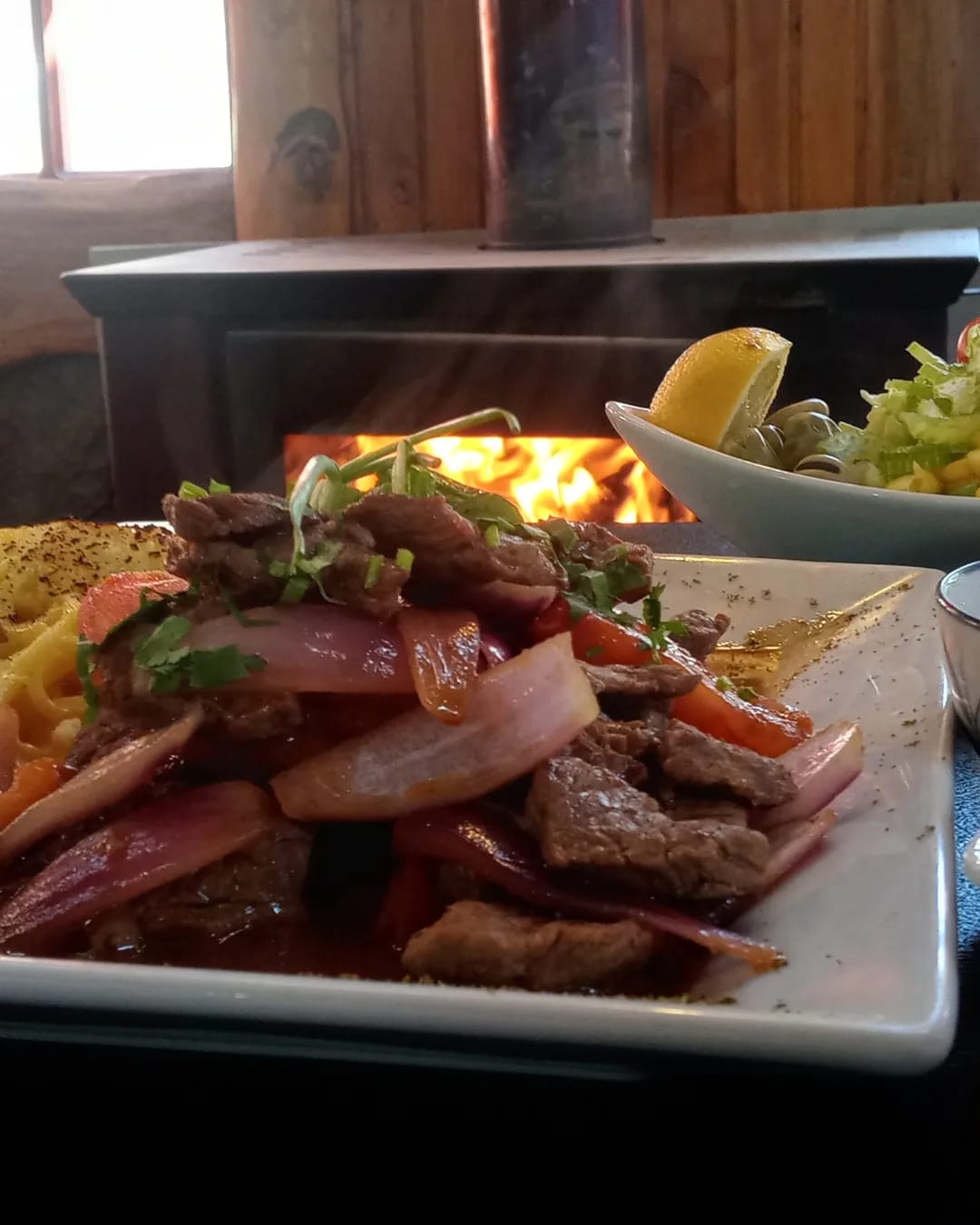 Restaurant, Cabañas, Tinaja con hidromasaje, Mini Zoológico y más