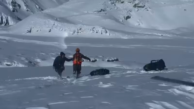 rescate en medio de la nieve y montaña.